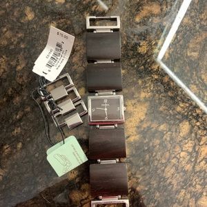 Wooden planked fossil watch. Needs battery. Extra links included.